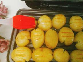 均匀的刷上酱油