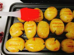 再刷上孜然粉，再煎3~5分钟，喜欢皮上焦可以多煎一会儿