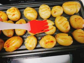 刷上酱油入味和孜然粉