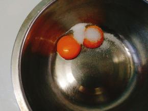 蛋黄里加入10克的细砂糖