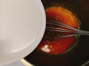 加入牛奶，边打边倒