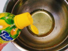 打发蛋白，加入几滴柠檬汁