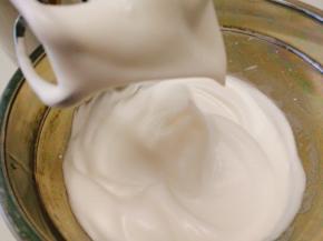 直至打发到蛋白出现尖角的硬性发泡状态。