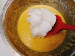 取三分之一蛋白糊加入蛋黄糊中