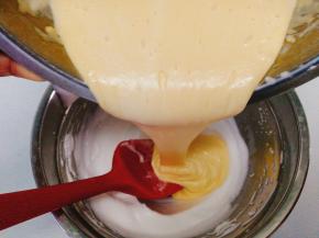 再将拌好的蛋黄糊倒入到蛋白糊中