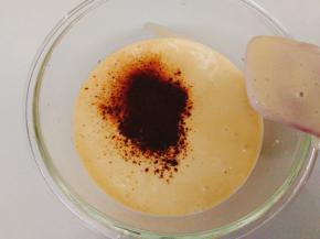 加入适量可可粉至面糊里，翻拌均匀，孩子吃我只加了3克