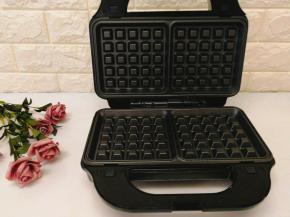 将多功能的华夫饼机装上华夫饼模具