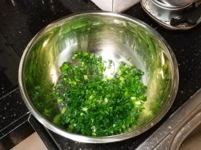葱洗净切好