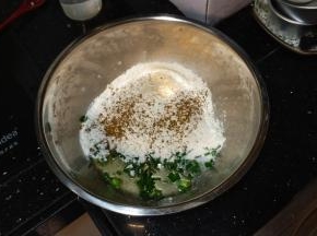 除水外，所有材料放盆里。慢慢倒入水拌匀面粉（各家牌子面粉吸水性不同，根据自己用的面粉稍作调整）