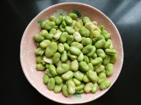 新鲜的蚕豆洗净。