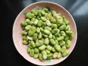 新鲜的蚕豆洗净。