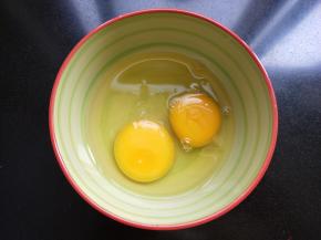 鸡蛋打入碗中。
