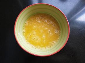 放一点食用盐，打散。