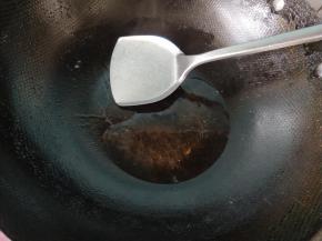 锅内放油烧热。