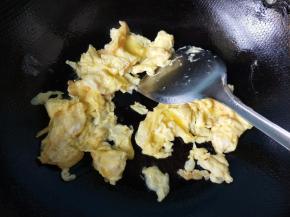 放入鸡蛋，炒散盛出。