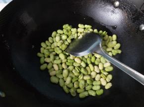 锅内再放一点食用油，放入蚕豆。