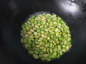 放盐，放适量清水。