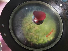 盖上锅盖焖一会。