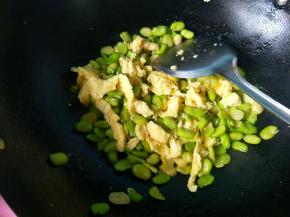 翻炒，放鸡精，可以出锅啦！