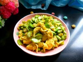 装盘，营养美味的蚕豆炒鸡蛋就做好了。