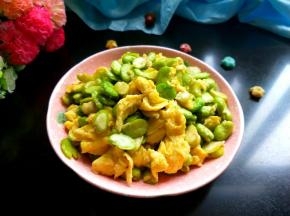 装盘，营养美味的蚕豆炒鸡蛋就做好了。