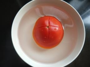 番茄划十字用开水浸泡。