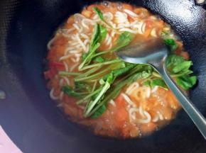 烧开后放入青菜，鸡精，可以出锅啦！