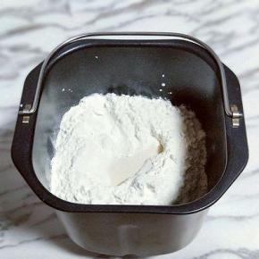 除黄油外的食材全部放入面包机内胆中，(先液体，再粉类)最后放入发酵粉