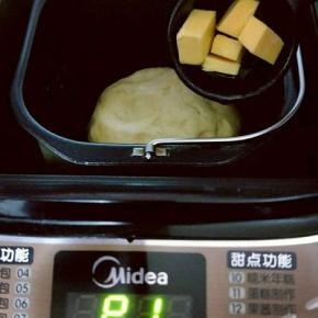 这时把黄油称重切小块，室温软化。20分钟后面团处于扩展阶段，这时加入室温软化的黄油。(室温自然软化)