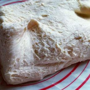 将发酵好的面团取出排气。