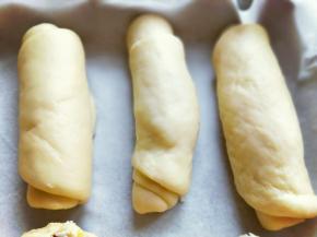 依次做好放入垫有油纸的烤盘中，并间隔缝隙。送去烤箱二次发酵。