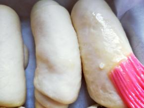 发酵的面包胚刷上一层蛋液。再次送入烤箱中层，上下管180度烤18-20分钟。具体温度根据自家烤箱性能来定，注意观察颜色，必要时盖一张锡纸。