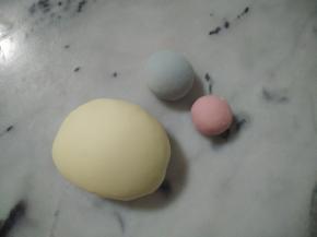 把主材料拌匀揉成光滑面团后，分出180克白面团待用。
剩下的面团，分成两块。分别揉入蝶豆花粉和胡萝卜粉，少量揉入，有点点颜色就可以。