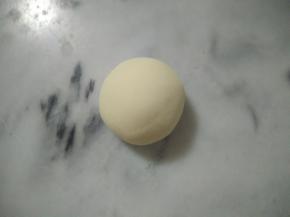 白面团平均分成三个，一个60克左右，排气，揉圆。