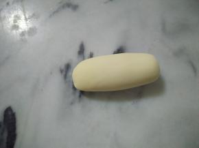 搓成圆柱形。
