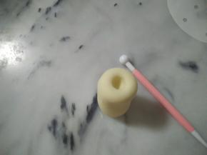 一边在瓶囗处，压一个洞，等下可以把多余的面团收在里面。