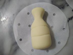 中间压两条线，不压也行的。问题是我目测不太准，还是压线妥当些。