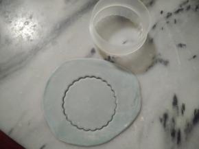 蝶豆花面团擀平，用模具压出来。