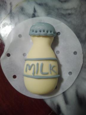 蓝色面团，搓成细条，填上两条平行线。中间的英文字，打算用毛笔写的(忘了买毛笔了)然后就虐自己了，搓细条拼字。
*用毛笔写字，可以批量生产。
*用面团圈字，请酌量。
夏天室温发酵半小时，冬天加长时间，蒸十分钟。