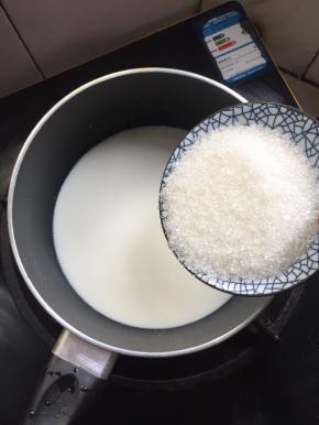 牛奶开始冒小泡的时候，加入白糖。