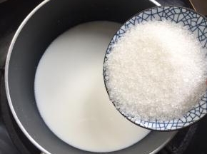 牛奶开始冒小泡的时候，加入白糖。