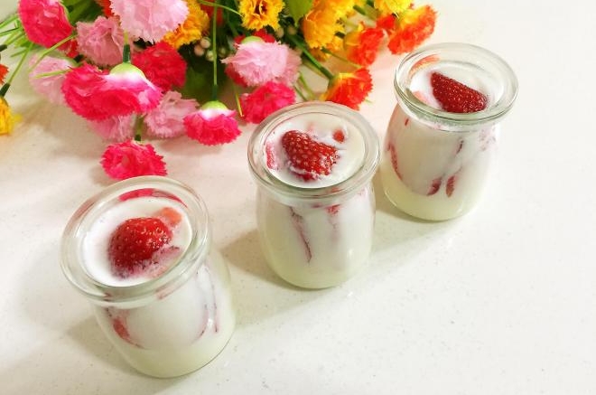 草莓牛奶果冻