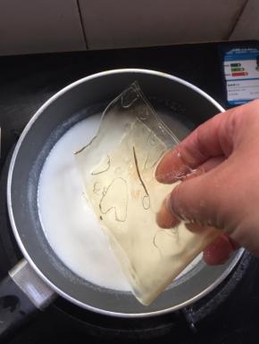 放入泡好的吉利丁片。