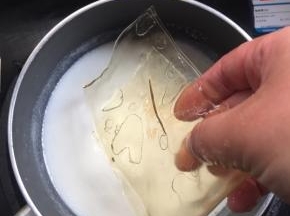 放入泡好的吉利丁片。