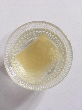 吉利丁片用凉水提前浸泡变软即可。