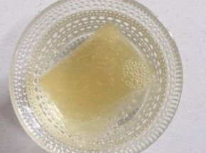 吉利丁片用凉水提前浸泡变软即可。