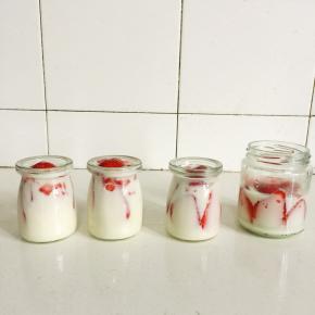 把晾至温热的牛奶液倒进玻璃瓶中七分满，把草莓丁放进去装饰一下，放进冰箱冷藏4个小时即可享受美味啦！