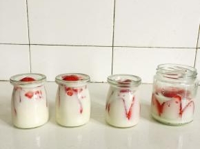 把晾至温热的牛奶液倒进玻璃瓶中七分满，把草莓丁放进去装饰一下，放进冰箱冷藏4个小时即可享受美味啦！