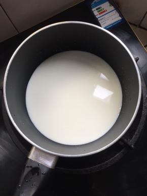 锅烧热，牛奶和淡奶油加入奶锅中，小火加热。