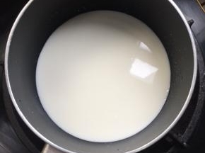 锅烧热，牛奶和淡奶油加入奶锅中，小火加热。